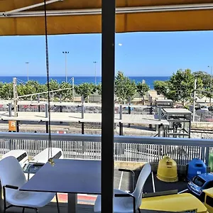 Luxury Accommodation, Next To & Train Station Apartment